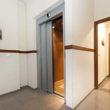 White Lions - Steps From Neptune Apartment *